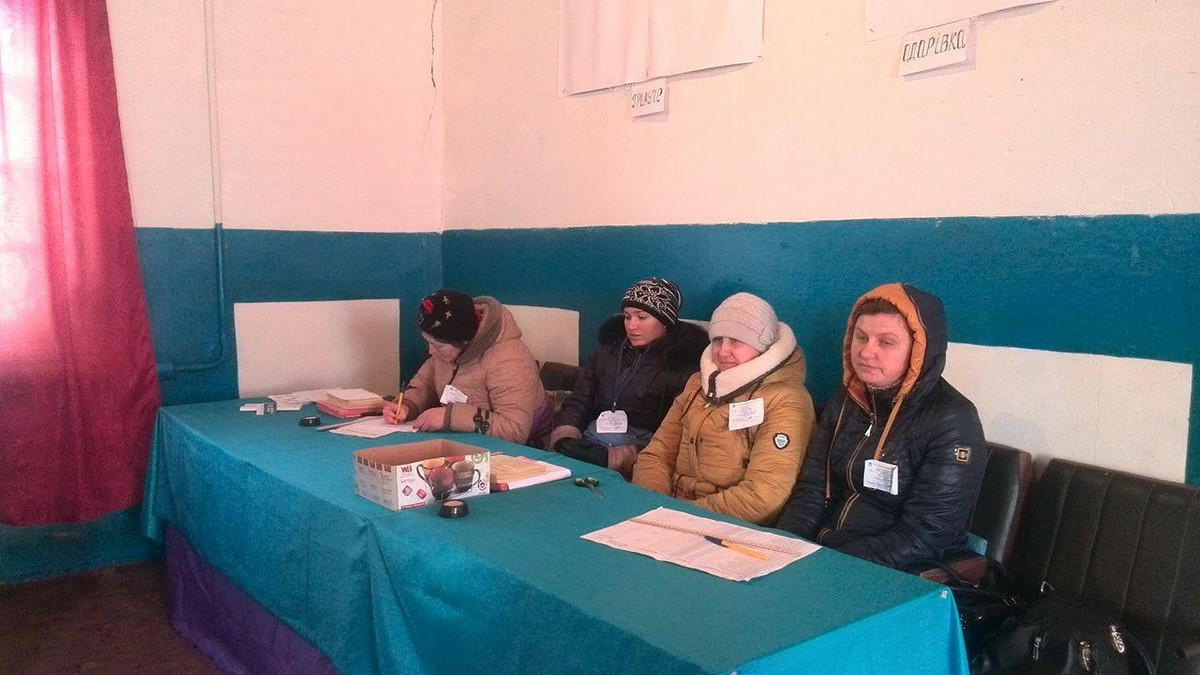 У Дніпропетровській області у приміщенні для голосування провалився дах - фото 1