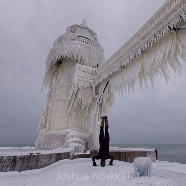 Як погода перетворила маяк у крижаний палац: ефектні фото - фото 128916