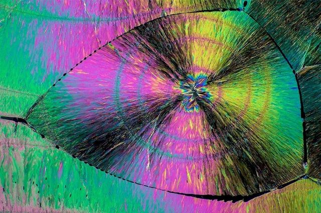 Фотограф показав парацетамол під мікроскопом - фото 130743