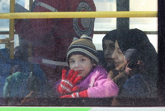 Як з Алеппо евакуйовували мирних жителів: фоторепортаж - фото 127014