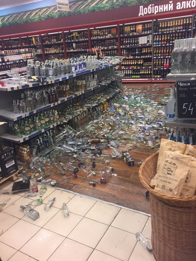 У супермаркеті в Тернополі обвалилися стелажі з алкоголем: фотофакт - фото 128599