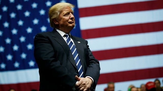 Трамп вперше провів закриту зустріч із журналістами