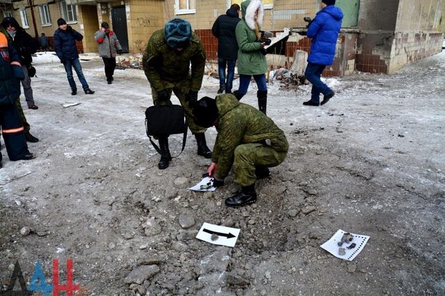 Донецьк потрапив під сильний обстріл: моторошні фото- фото 125029