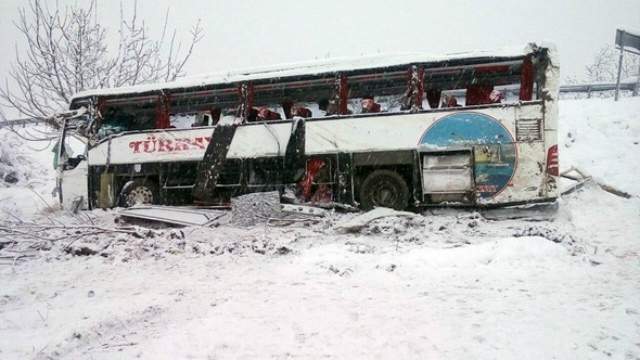 Пасажирський автобус злетів з траси у Туреччині: є жертви - фото 130375