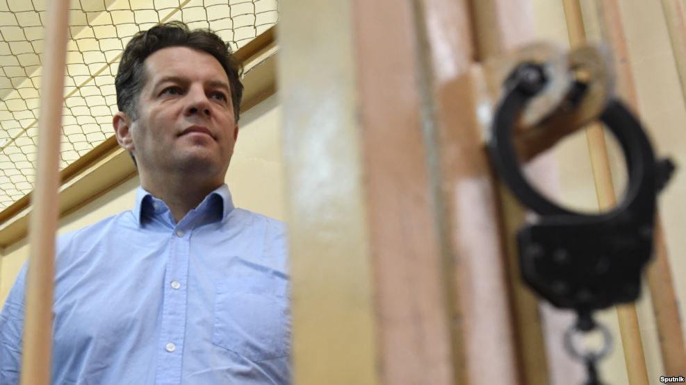 Фейгін закликав журналістів засипати Путіна запитаннями про Сущенка