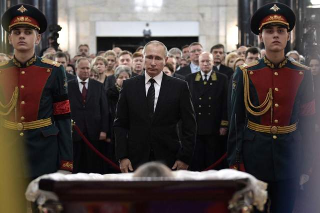 Путін прийшов на похорон вбитого посла: фоторепортаж - фото 128906