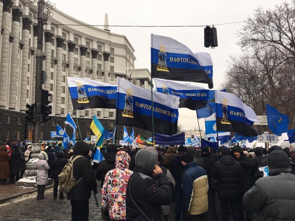 Кілька тисяч українців мітингують під Радою: з'явились фото