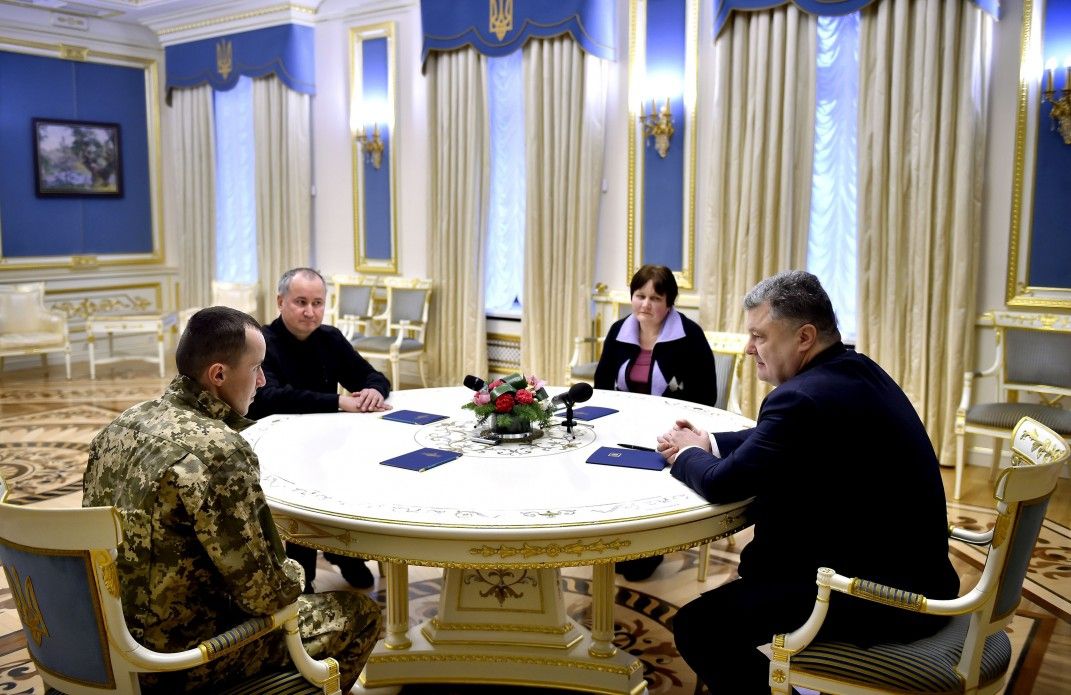 Опубліковано відео зустрічі Порошенка зі звільненим з полону "кіборгом"