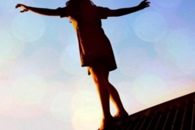 У Маріуполі дівчина вистрибнула з 13-го поверху за завданням групи у соцмережі