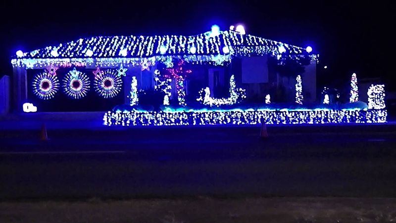 Австралієць створює дивовижні світлові шоу різдвяними гірляндами