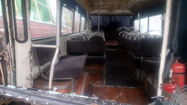 Автобус зіткнувся з потягом на Донеччині: з’явились фото - фото 128230