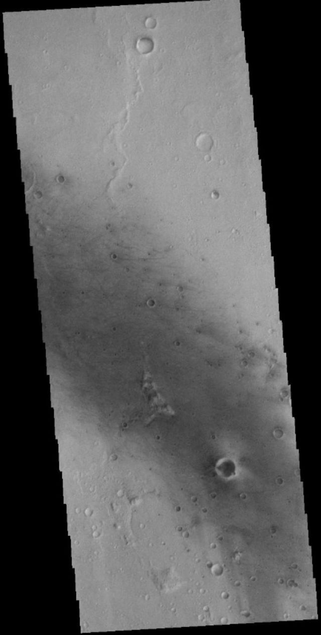 NASA здивувало незвичайним знімком кратера на Марсі- фото 126608