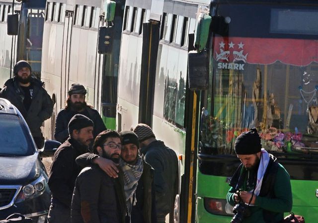 Як з Алеппо евакуйовували мирних жителів: фоторепортаж - фото 127013