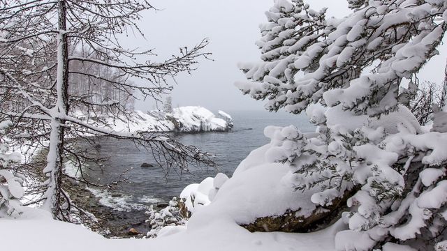 Як замерзає найглибше озеро у світі: дивовижні фото - фото 129733
