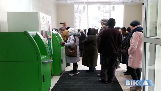 Націоналізація Приватбанку: натовп штурмує банкомати - фото 127985