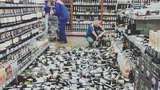 У супермаркеті в Тернополі обвалилися стелажі з алкоголем: фотофакт