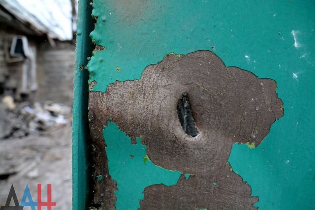 Донецьк потрапив під сильний обстріл: моторошні фото- фото 125031