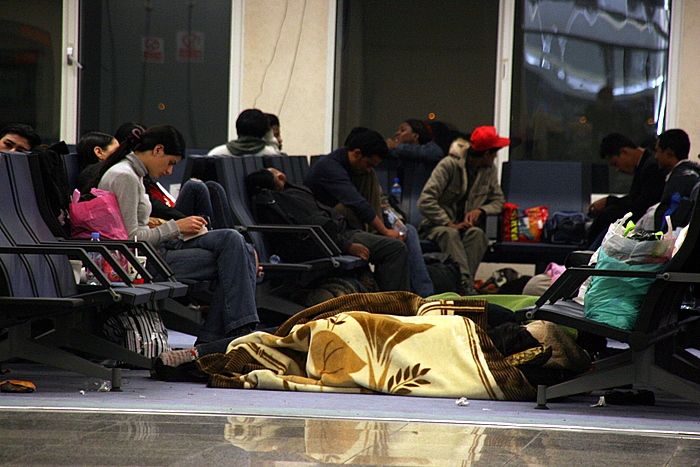 Українці декілька днів не можуть вилетіти додому з аеропорту в ОАЕ - фото 1