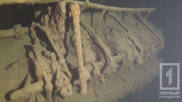 Дайвери встановили ялинку в затонулому судні: дивовижні фото - фото 129913