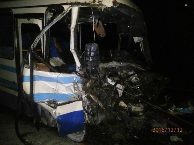 Рейсовий автобус потрапив у смертельну ДТП під Львовом: з’явилися фото - фото 126069