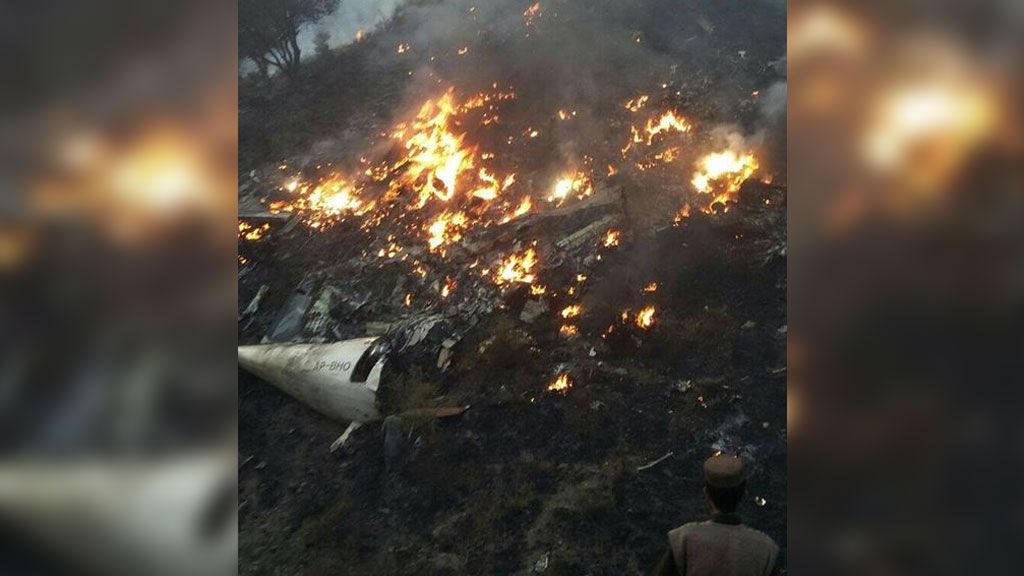 Опубліковано перше відео з місця падіння літака в Пакистані