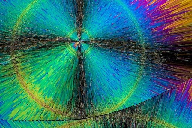 Фотограф показав парацетамол під мікроскопом - фото 130740