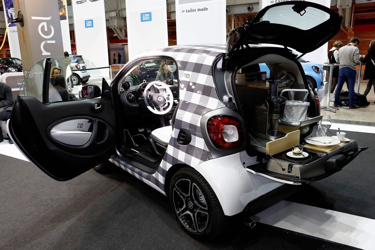 Крихітний Smart перетворили в кухню на колесах