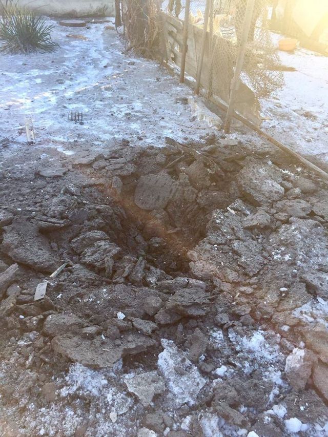 Бойовики обстріляли Водяне: моторошні фото - фото 127605