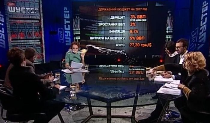 За бюджет: Радикала Мосійчука облили водою у прямому ефірі