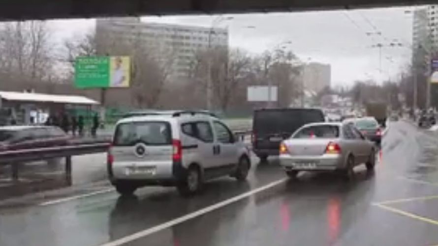 Журналіст показав на відео "мудаків", які створюють затори в Києві