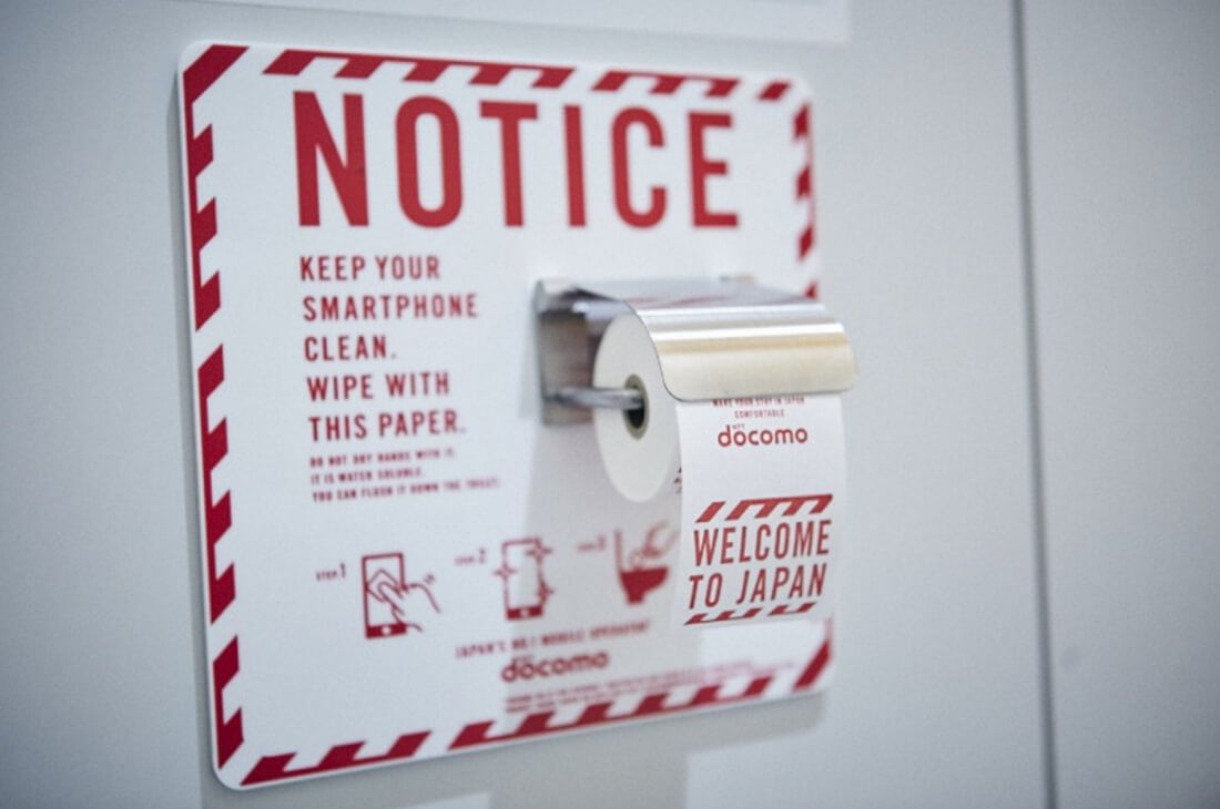 В аеропорту Токіо з'явився туалетний папір для смартфонів