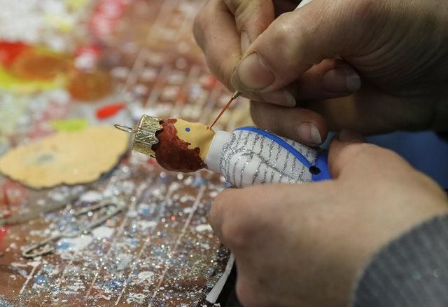 Як виготовляють українські новорічні іграшки: неймовірні фото - фото 127292