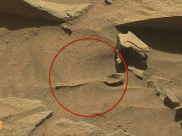 NASA опублікувало фото дивного предмета на Марсі
 - фото 130305