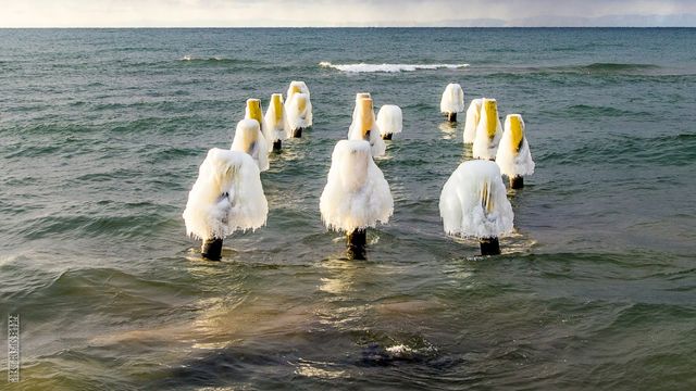 Як замерзає найглибше озеро у світі: дивовижні фото - фото 129734