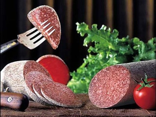 Науковці дізналися про негативний вплив салямі на здоров'я