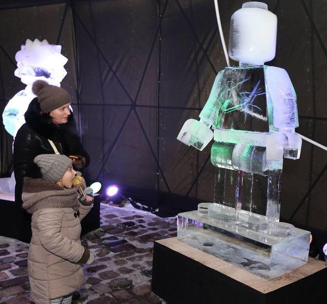 Зимова казка у Львові: у місті відкрили будинок крижаних скульптур - фото 127593