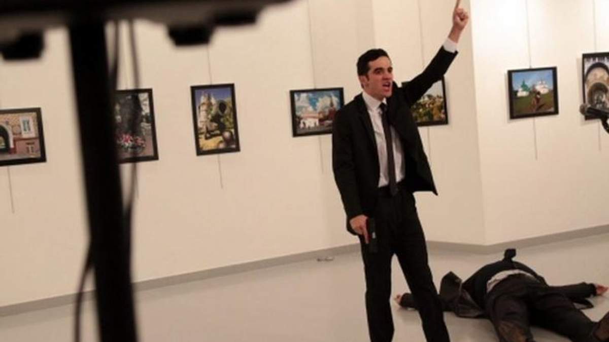Путін присвоїв вбитому послу в Туреччині звання Героя посмертно - фото 1