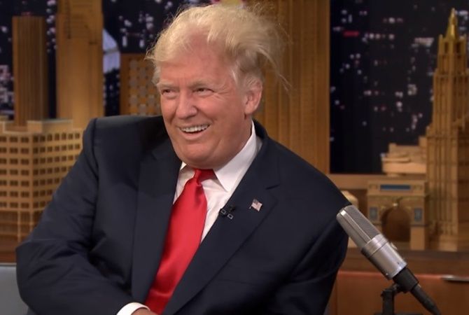 У Китаї встановили статую півня, схожого на Трампа