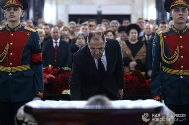 Путін прийшов на похорон вбитого посла: фоторепортаж - фото 128908
