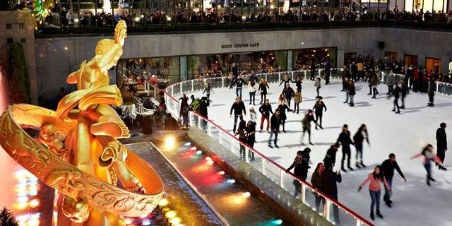 Як виглядають різдвяні ковзанки світу: ефектні фото - фото 130247