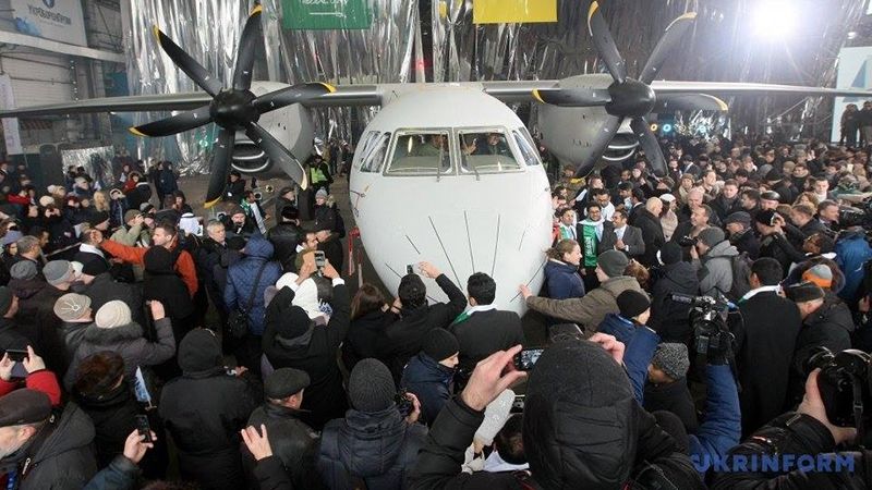 З’явилися ефектні фото нового українського літака Ан-132D