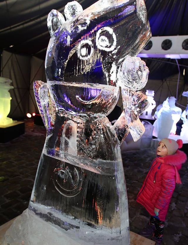 Зимова казка у Львові: у місті відкрили будинок крижаних скульптур - фото 127587