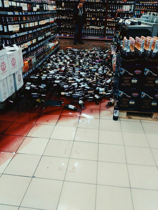У супермаркеті в Тернополі обвалилися стелажі з алкоголем: фотофакт - фото 128600