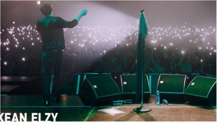 Вакарчук вразив мережу знаковим фото із концерту в Польщі