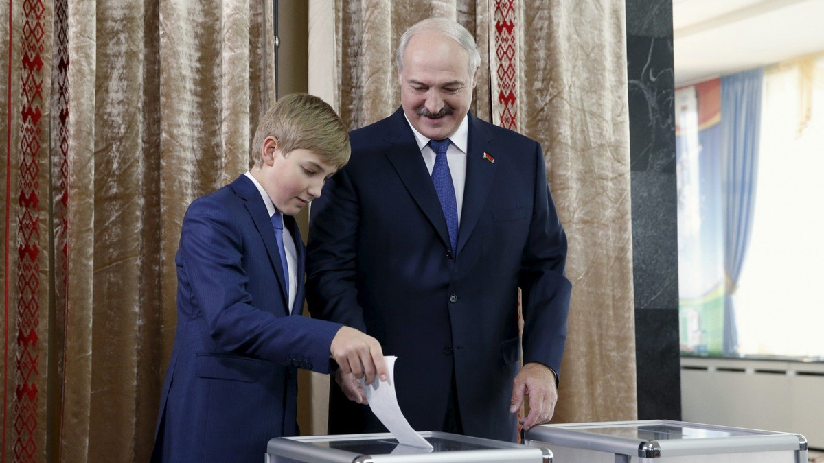 Микола Лукашенко - фото 1