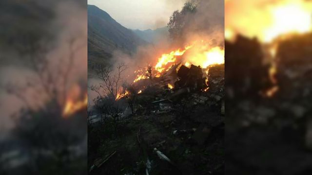 З'явилось фото з місця падіння літака у Пакистані - фото 124757