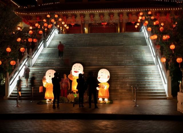 Як виглядає різдвяна казка у різних куточках світу: ефектні фото - фото 129506