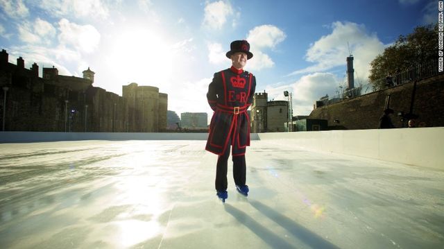 Як виглядають різдвяні ковзанки світу: ефектні фото - фото 130238