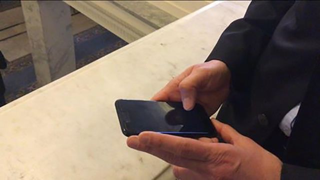 Депутати знайшли спосіб приховати СМСки від камер: фотофакт - фото 128949