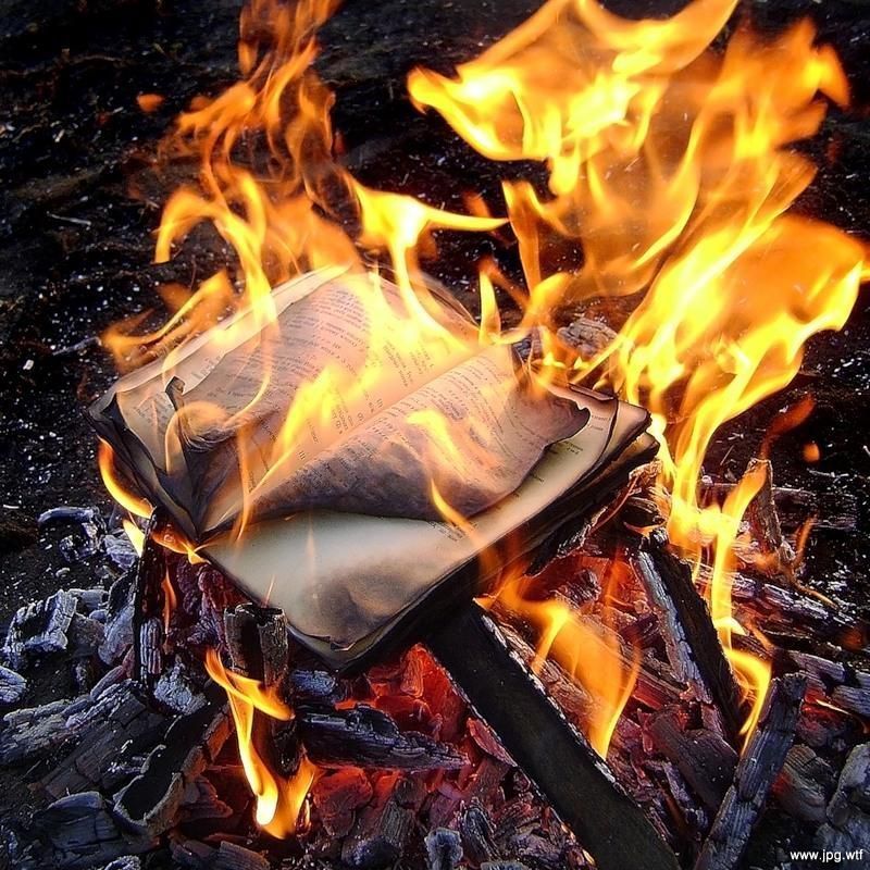 У Росії спалюють Біблії за "антитерористичним" законом